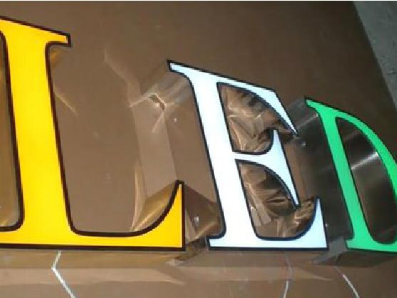 瑞丽介绍LED招牌的基础知识。